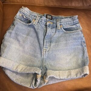 BDG Mom rise Denim Short in Indigo